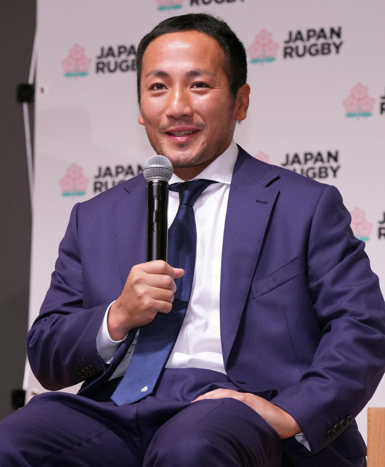 代表メンバー発表後の会見で話をする流（撮影・狩俣裕三）