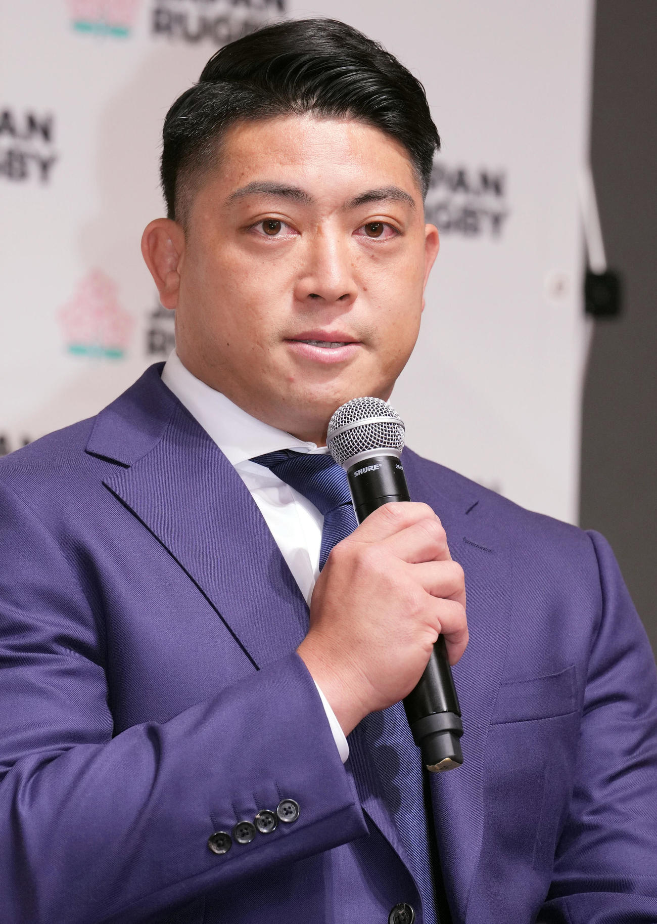 代表メンバー発表後の会見で話をする坂手（撮影・狩俣裕三）
