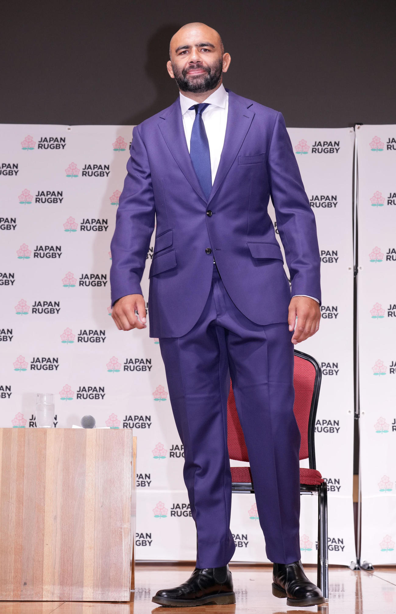 代表メンバー発表後の会見で登壇するリーチ（撮影・狩俣裕三）