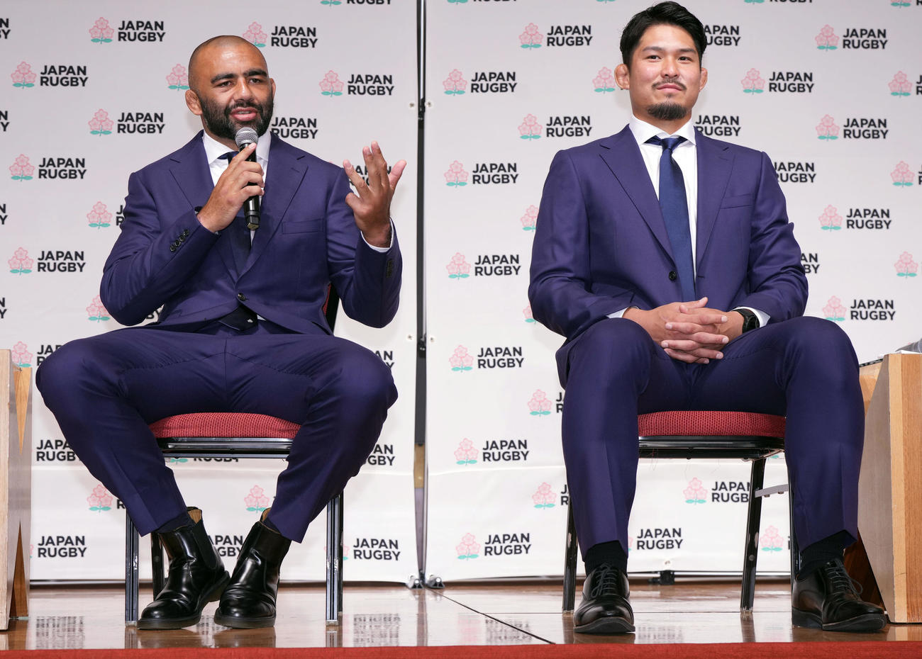 代表メンバー発表後の会見で話をするリーチ（左）。右は姫野（撮影・狩俣裕三）