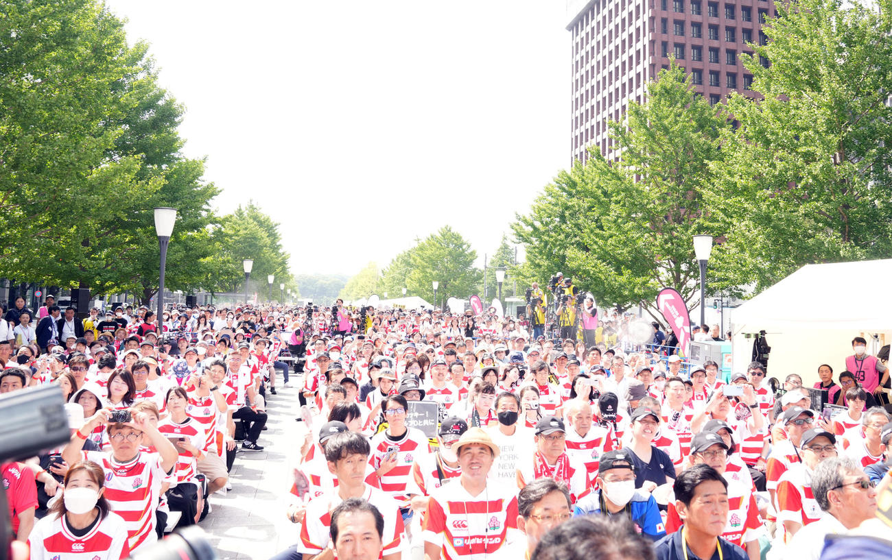 東京駅前で行われたラグビー日本代表壮行会に参加する多くのサポーターたち（撮影・狩俣裕三）