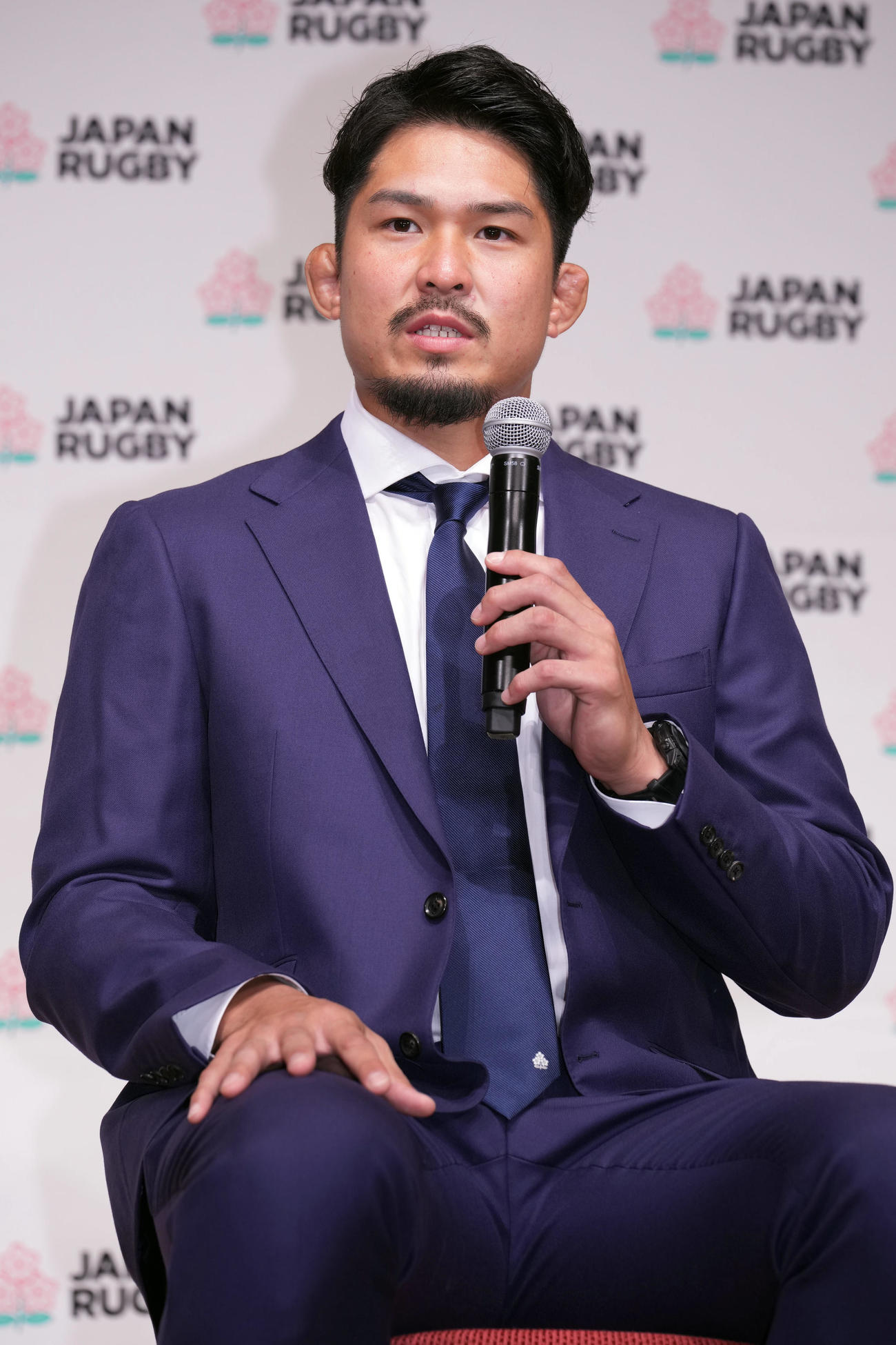代表メンバー発表後の会見で話をするフランカーの姫野（撮影・狩俣裕三）