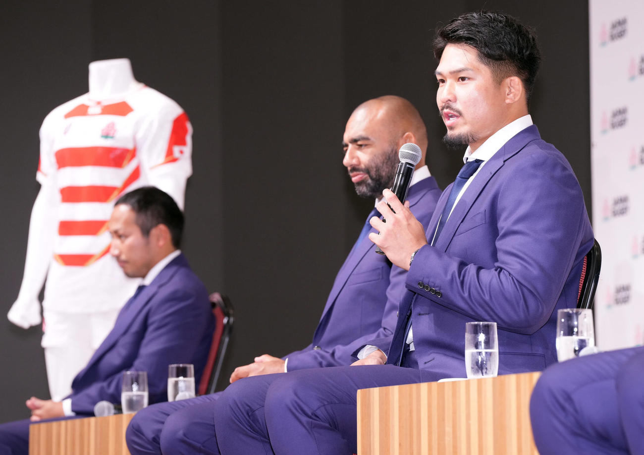 代表メンバー発表後の会見で質問に答える姫野（右）。左は流、中央はリーチ（撮影・狩俣裕三）