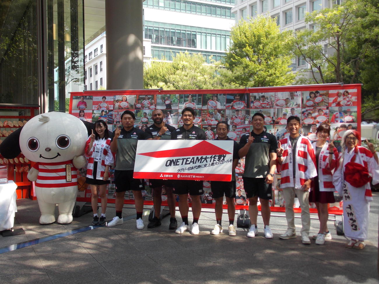 「ONE TEAM大作戦」で全国から寄せられたエールを受け取った日本代表の左2人目から稲垣啓太、リーチ・マイケル、姫野和樹、流大、坂手淳史と発起人の広瀬俊朗氏（右から3人目）ら（撮影・松本航）