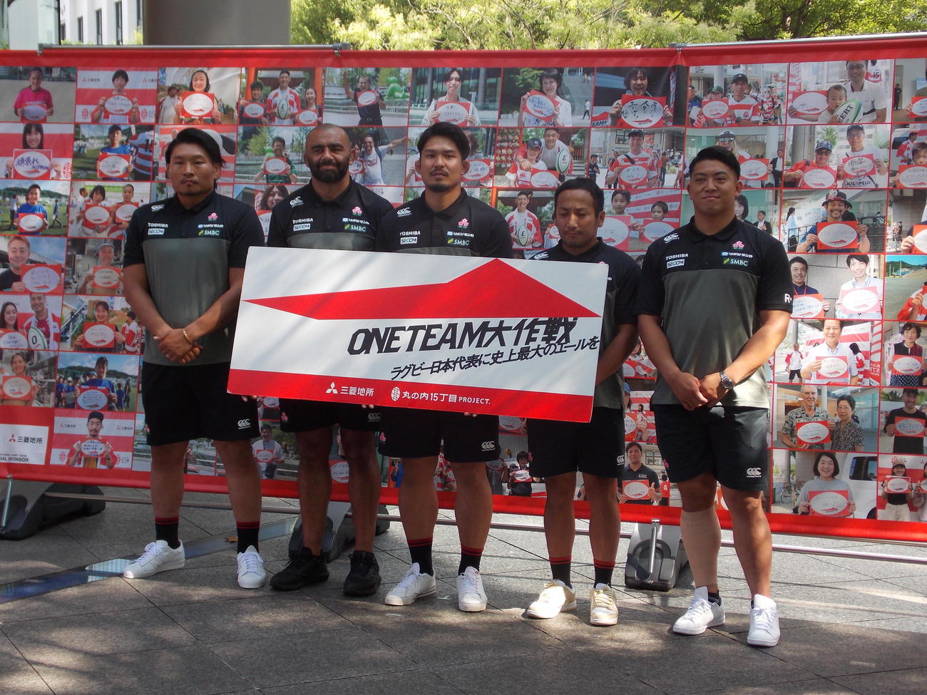 「ONE TEAM大作戦」で全国のファンから寄せられたエールを受け取った日本代表の左から稲垣啓太、リーチ・マイケル、姫野和樹、流大、坂手淳史（撮影・松本航）