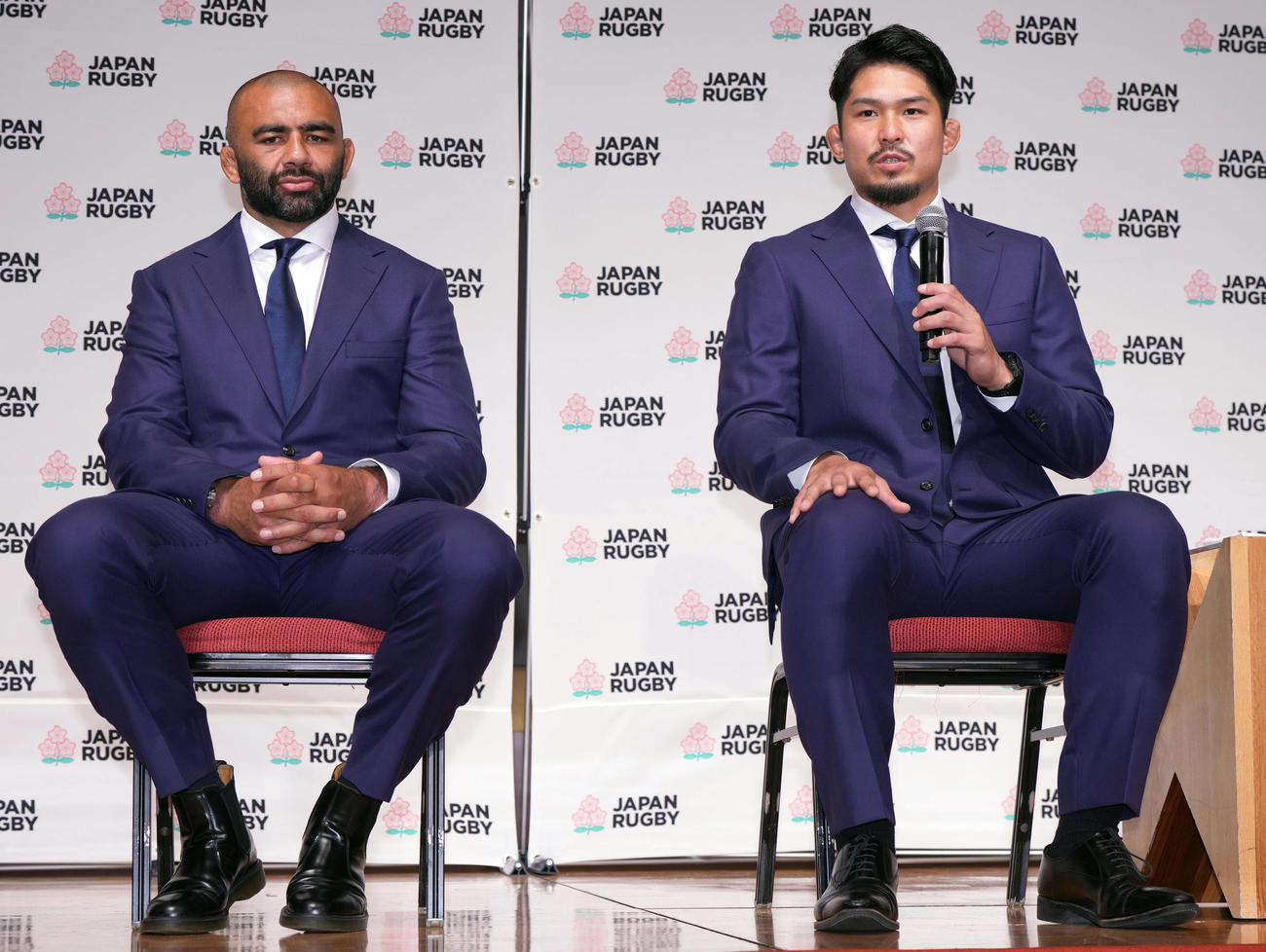 代表メンバー発表後の会見で話をする姫野（右）。左はリーチ（撮影・狩俣裕三）
