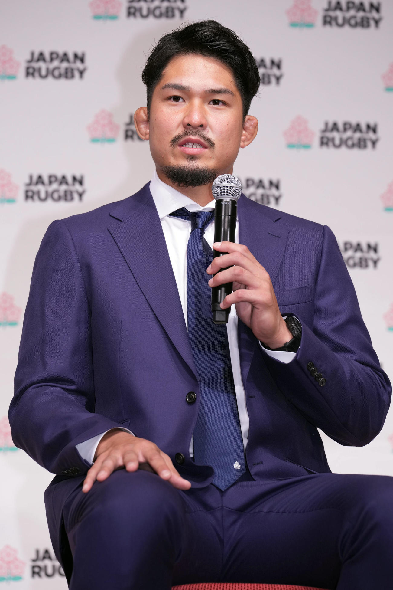 代表メンバー発表後の会見で話をするフランカーの姫野（撮影・狩俣裕三）