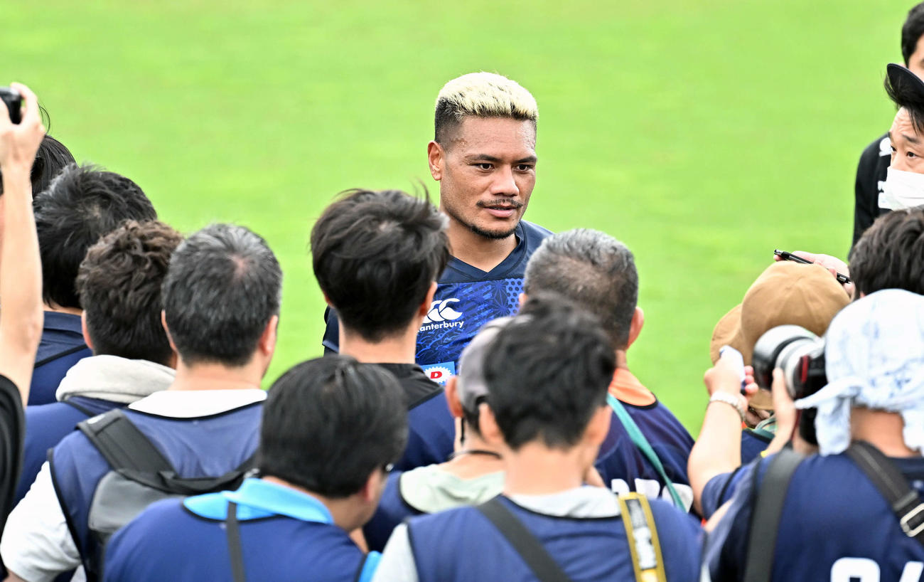 公開練習を終え取材に応じるWTBレメキ（撮影・滝沢徹郎）