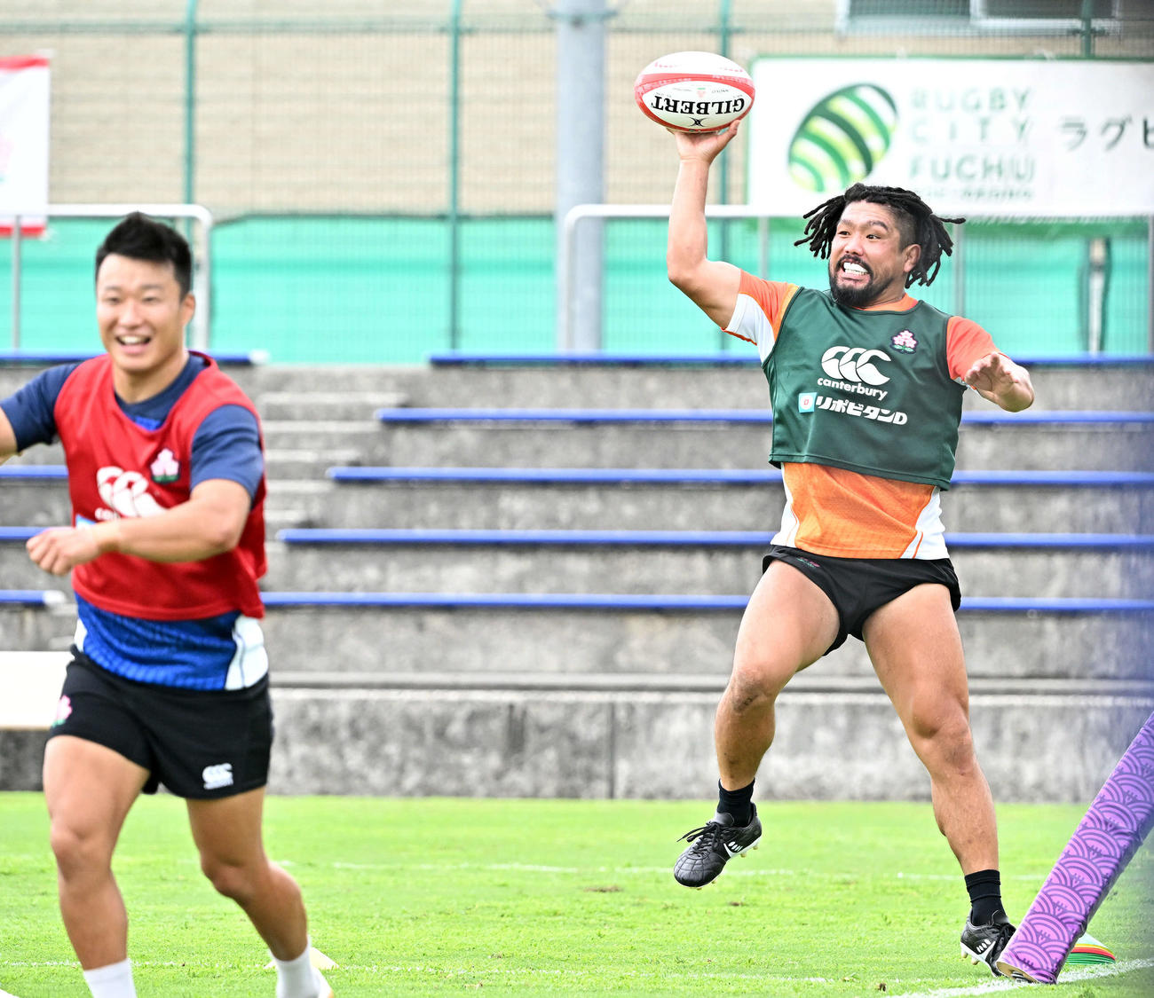 練習でパスを出すフッカー堀江（右）（撮影・滝沢徹郎）