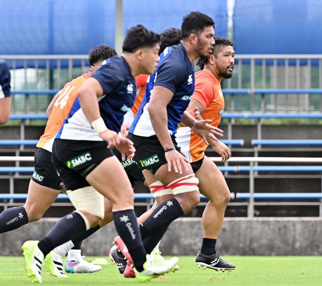 公開練習で走るフッカー堀江（後方）（撮影・滝沢徹郎）