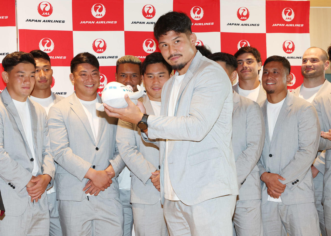 ラグビー日本代表出発式で記念品を受け取った姫野主将（手前）（撮影・宮地輝）