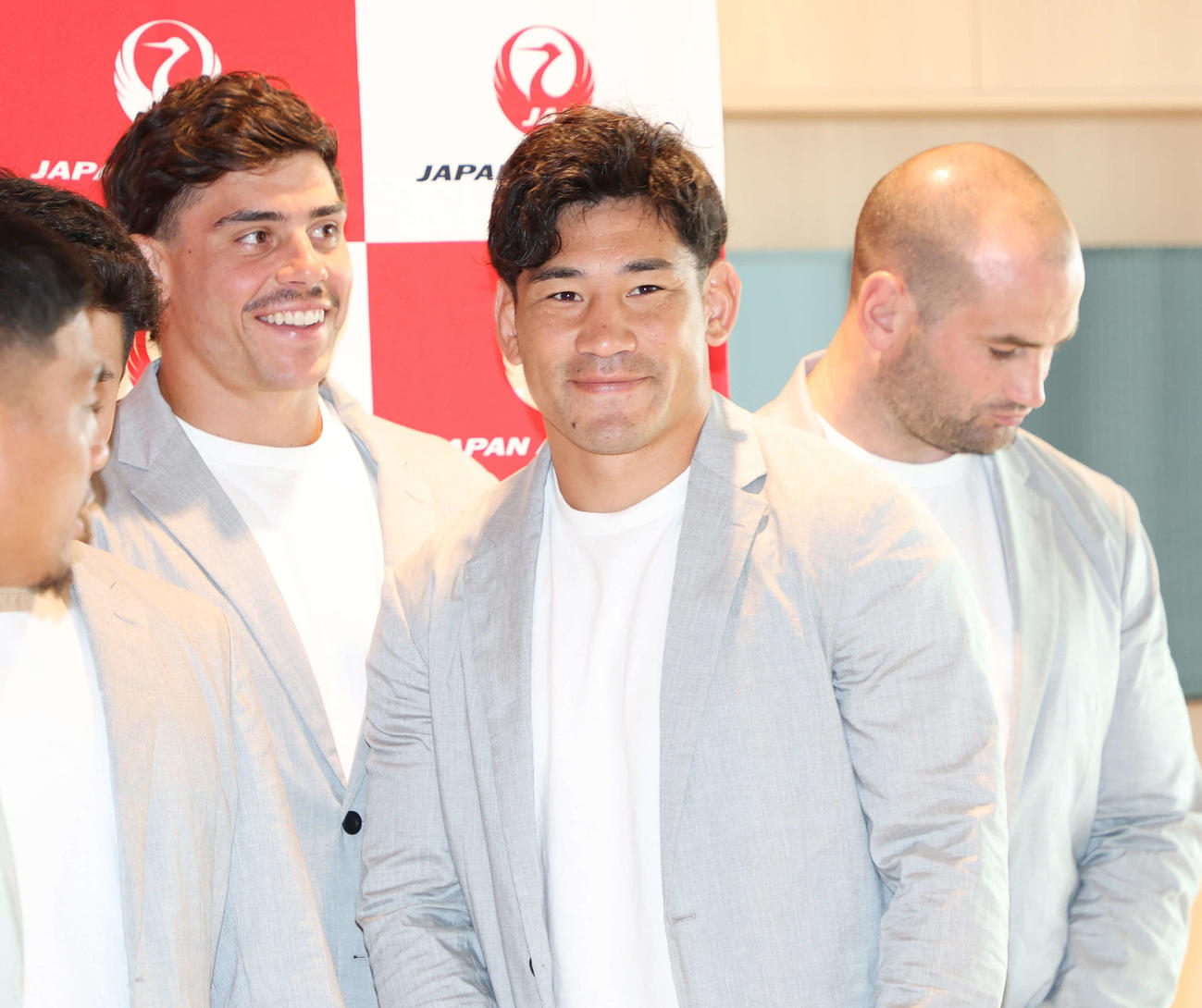 ラグビー日本代表出発式で笑顔を見せる中村（中央）（撮影・宮地輝）