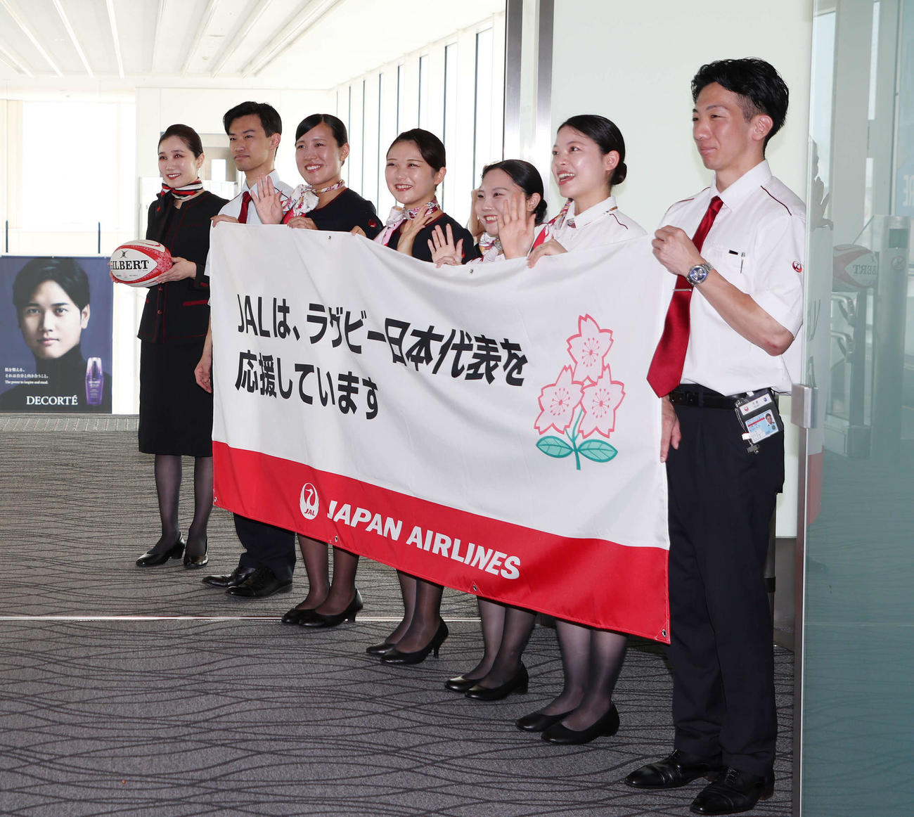 横断幕を手にラグビー日本代表を見送るJAL職員（撮影・宮地輝）