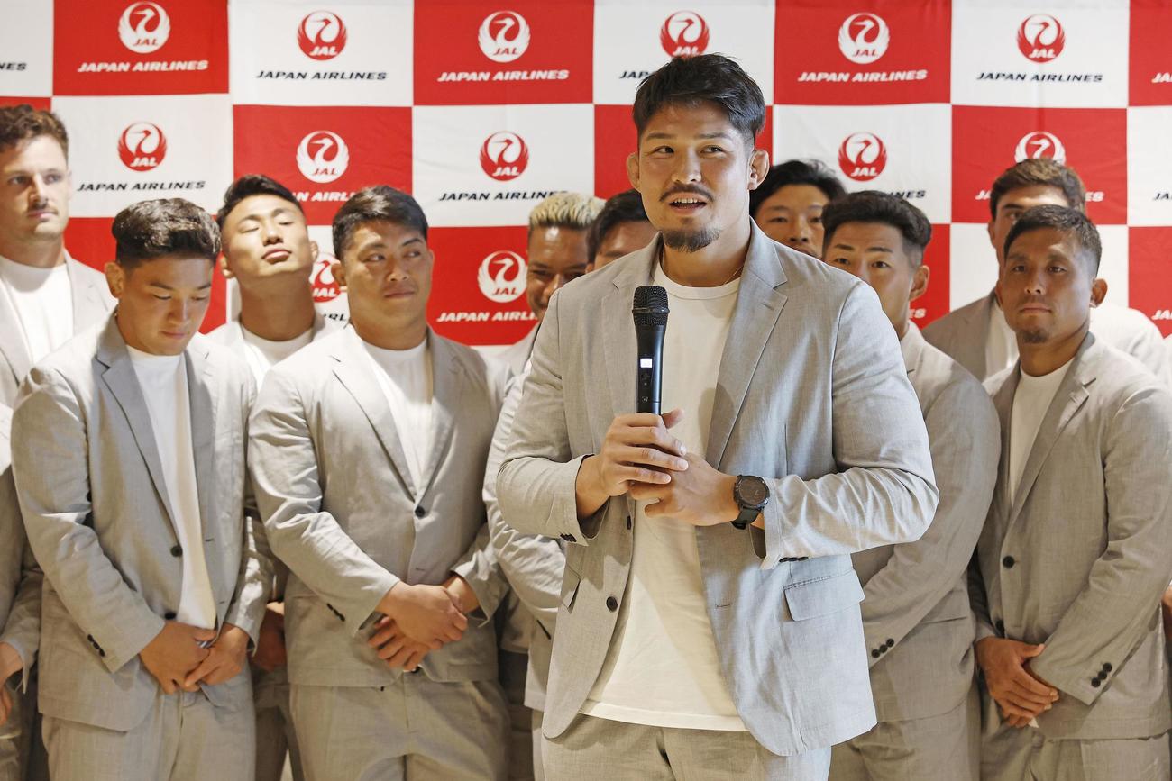 羽田空港での出発セレモニーであいさつするラグビー日本代表の姫野和樹主将（共同）