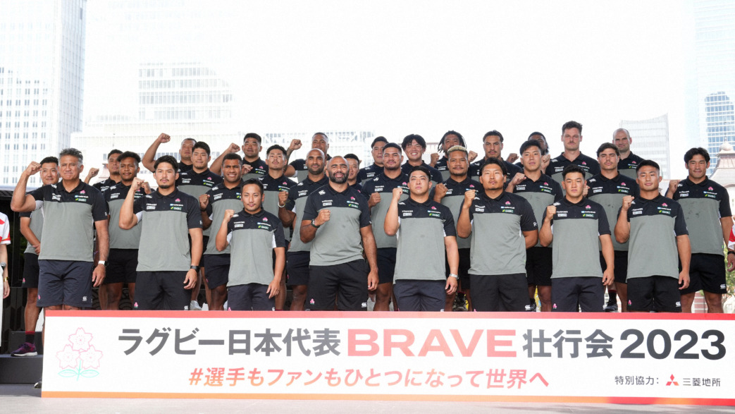 東京駅前で行われたラグビー日本代表壮行会で記念撮影をする日本代表の選手たち