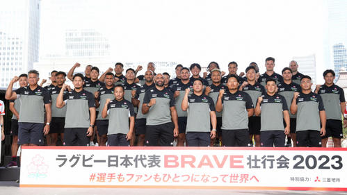 東京駅前で行われたラグビー日本代表壮行会で記念撮影をする日本代表の選手たち