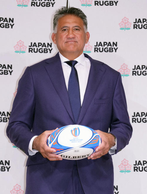 大会公式球を手に笑顔を見せるジェイミー・ジョセフ・ヘッドコーチ（2023年8月15日）