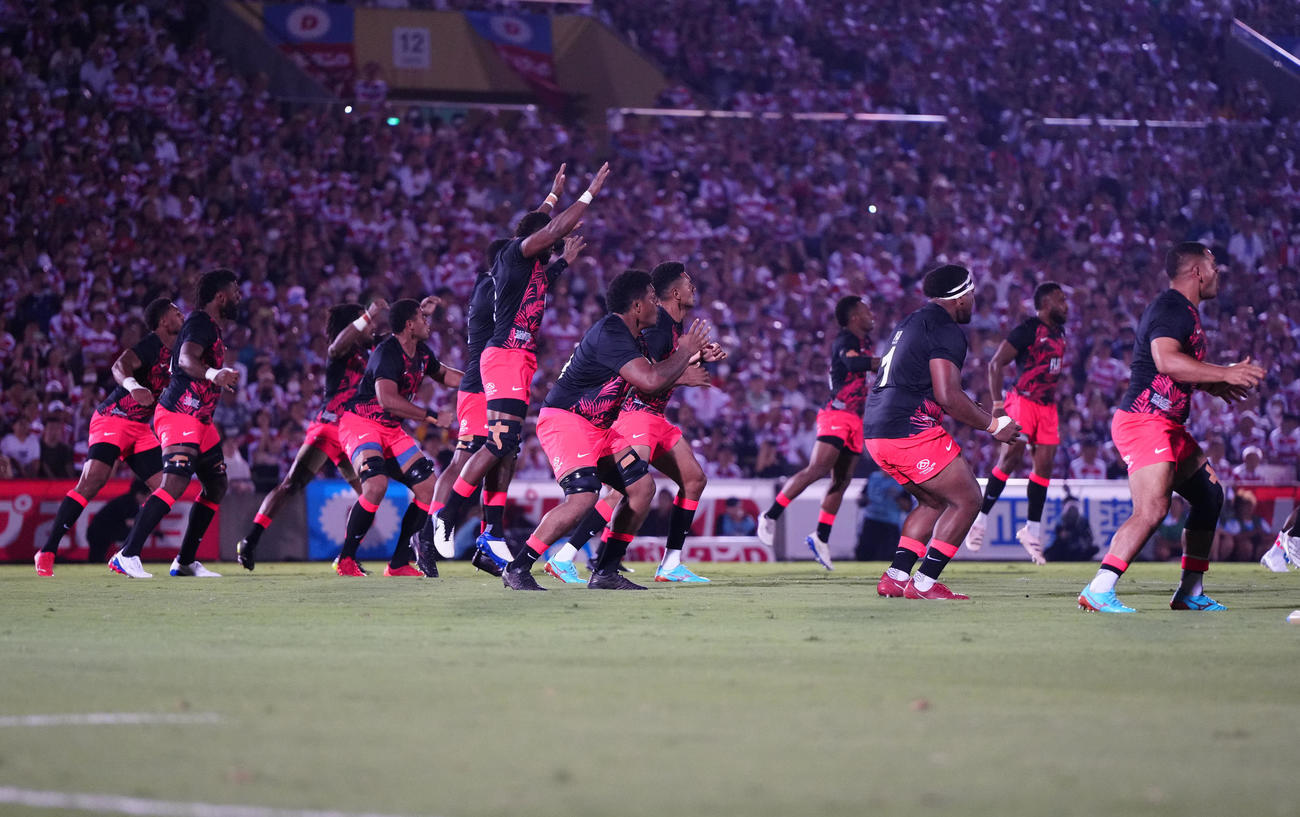 ジンビを披露するフィジー代表の選手たち（2023年8月5日撮影）