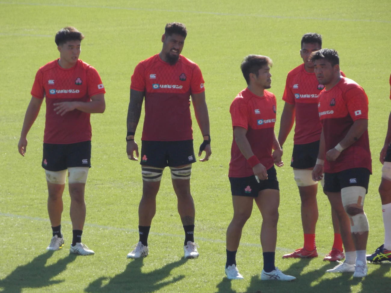 チリ戦2日前の練習で会話する日本代表の下川甲嗣（左）、アマト・ファカタバ（左から2人目）ら