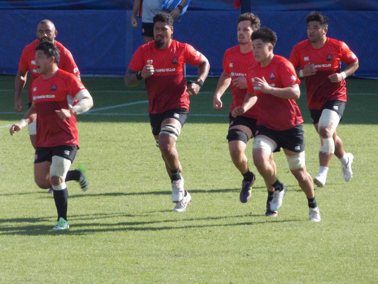 チリ戦2日前の練習で走る日本代表の右から具智元、下川甲嗣、ジャック・コーネルセン、アマト・ファカタバ、坂手淳史、リーチ・マイケル
