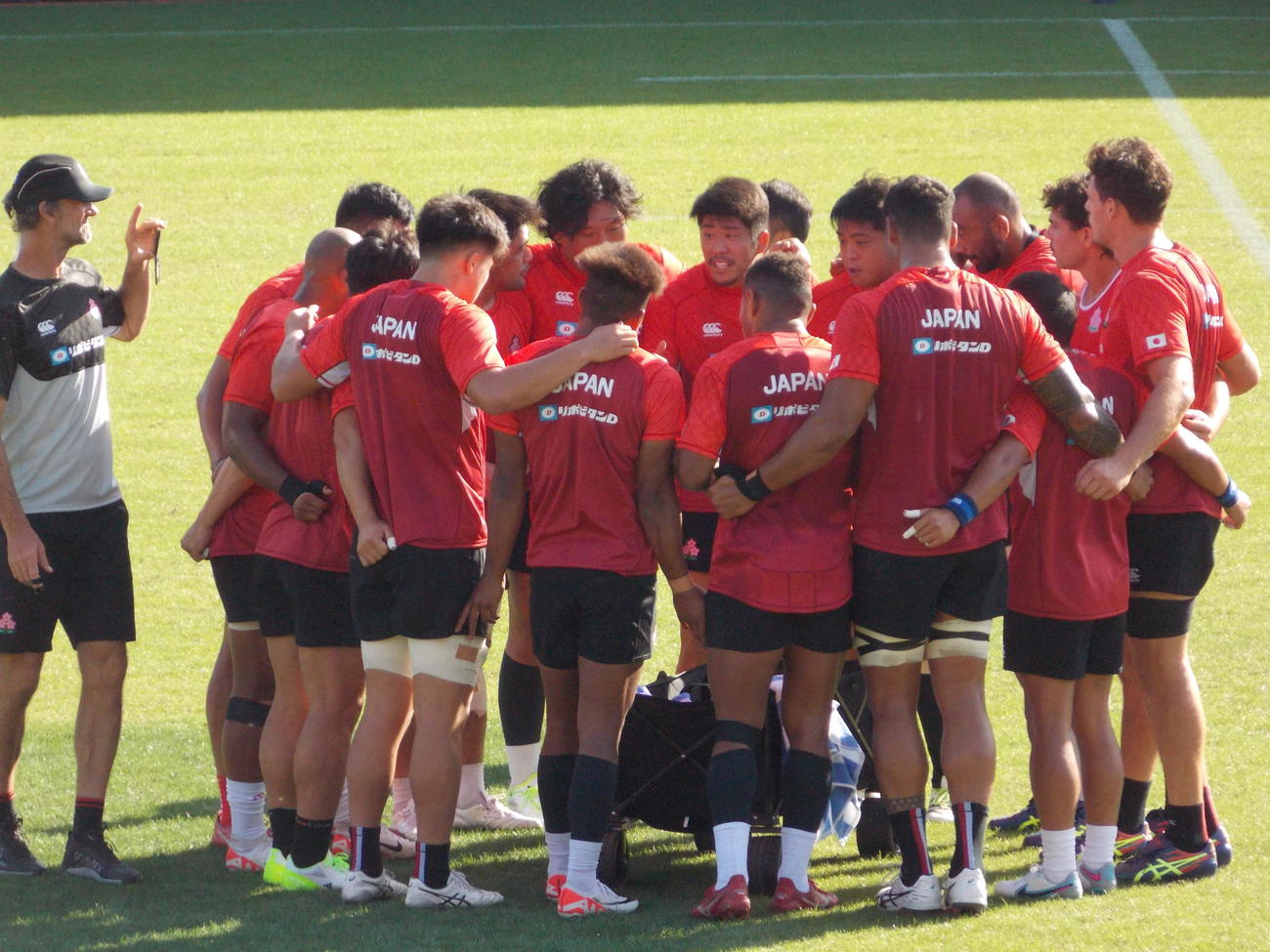 チリ戦2日前の練習で円陣を組む日本代表