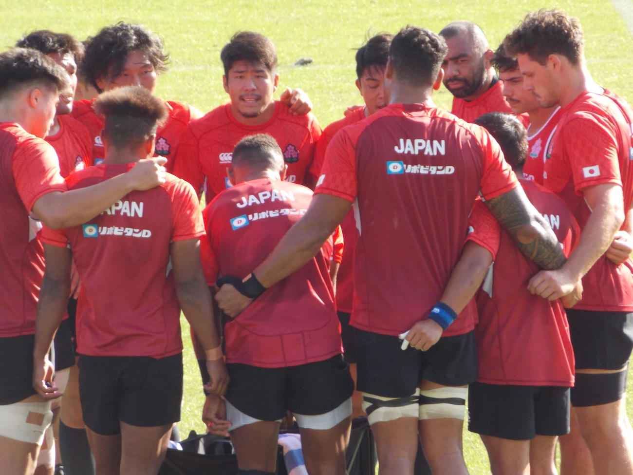 チリ戦2日前の練習でSO松田力也（中央奥）ら日本代表は円陣を組む