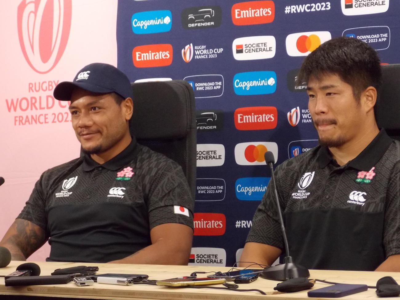 チリ戦2日前の記者会見に臨んだ日本代表の松田力也（右）とレメキ・ロマノラバ