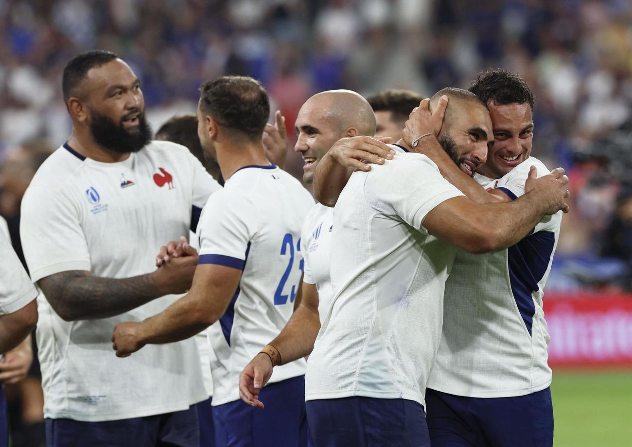 ラグビーW杯フランス大会の開幕戦でニュージーランドに勝利し、笑顔を見せるフランスの選手たち（共同）
