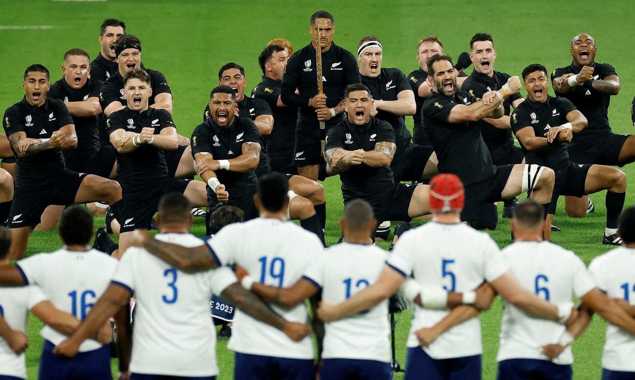 ハカを披露するNZフィフティーンと対峙するフランス代表（ロイター）