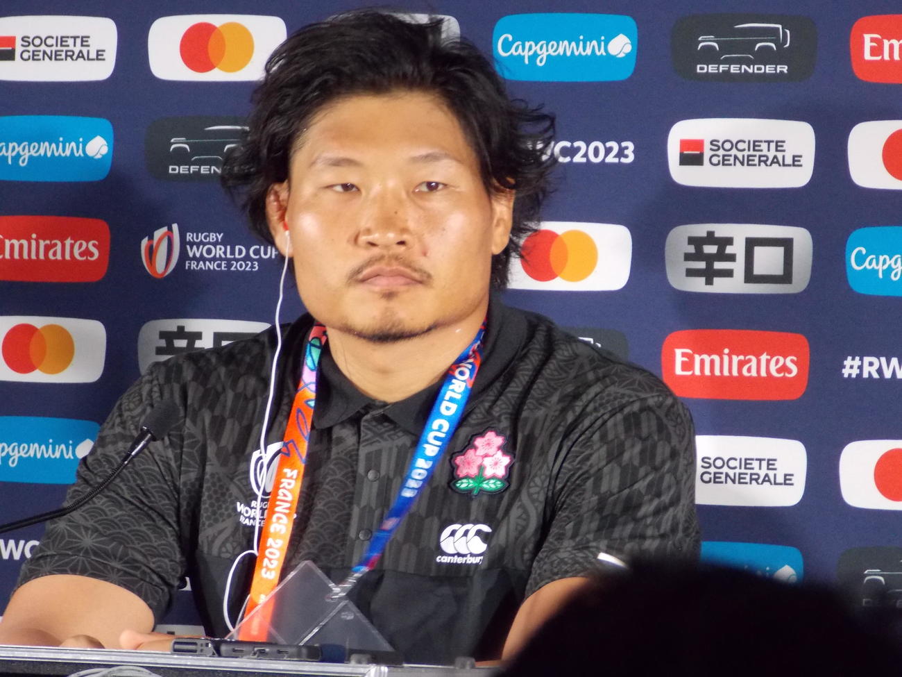 試合会場での前日練習後に記者会見に臨んだ日本代表の稲垣