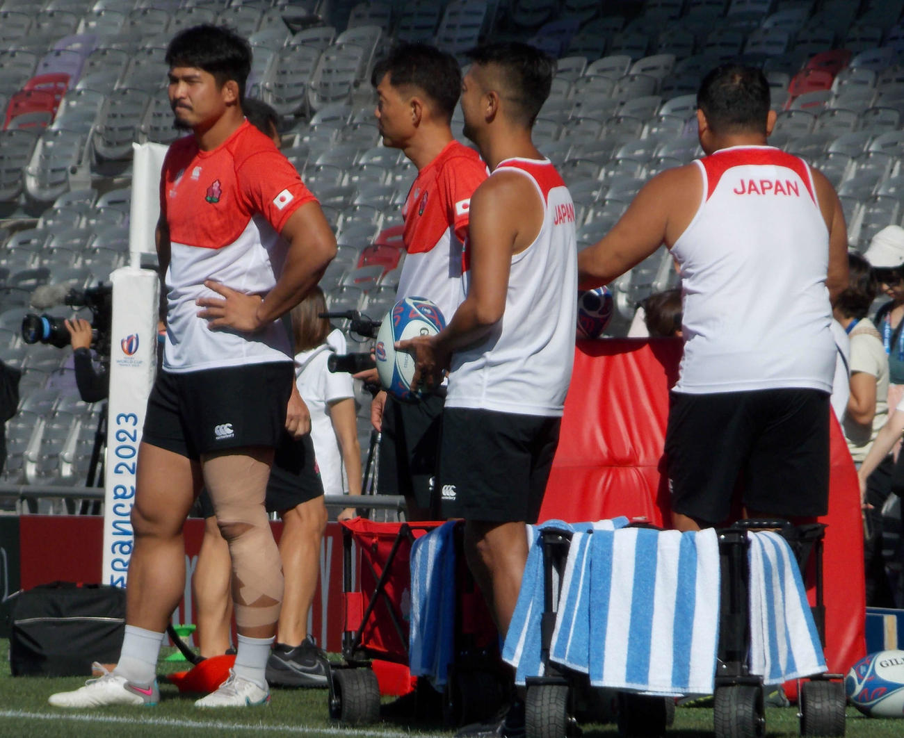 試合会場での前日練習をピッチ脇から見守る日本代表の姫野（左）