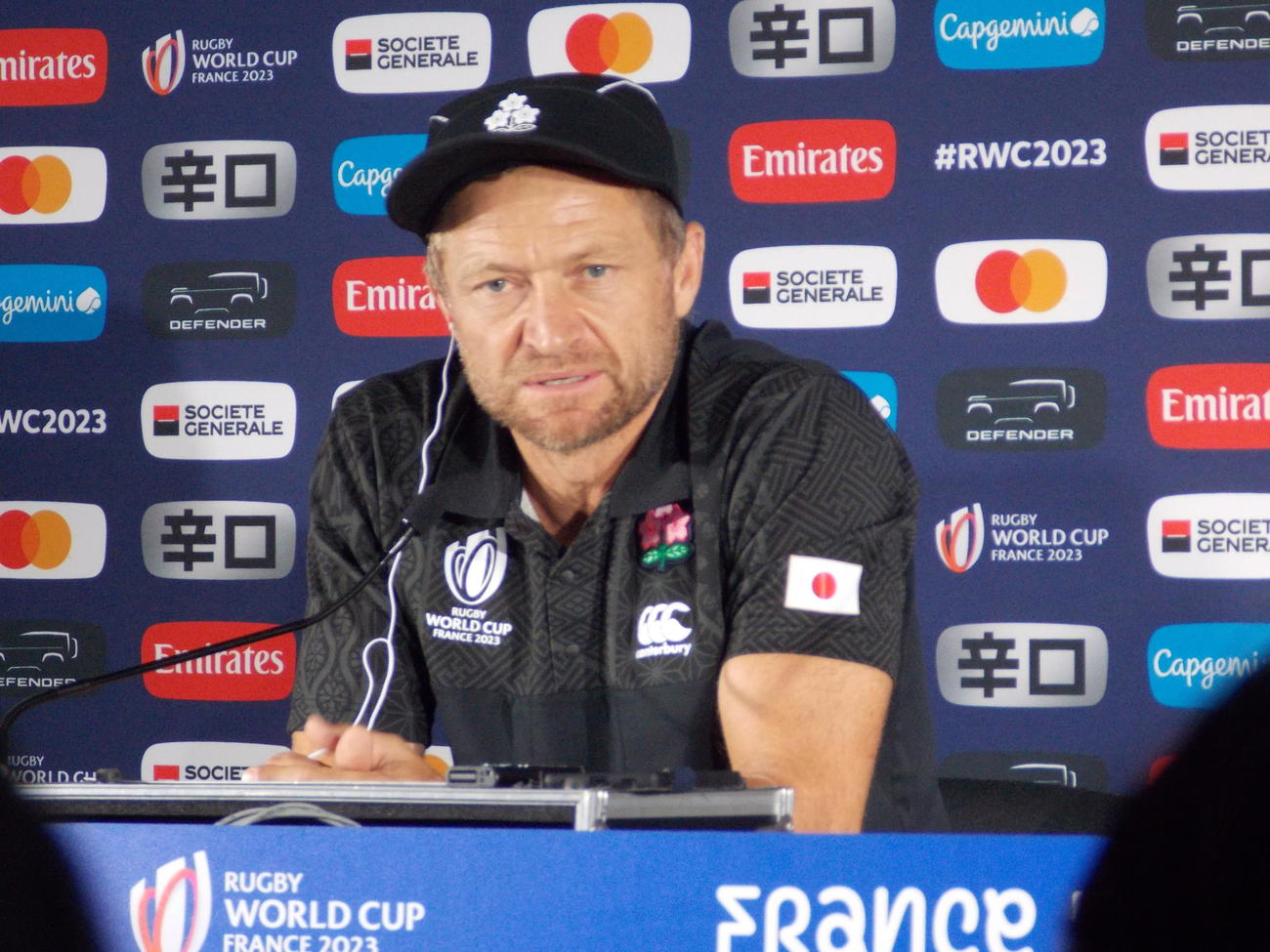 試合会場での前日練習後に記者会見に臨んだ日本代表のトニー・ブラウン・コーチ