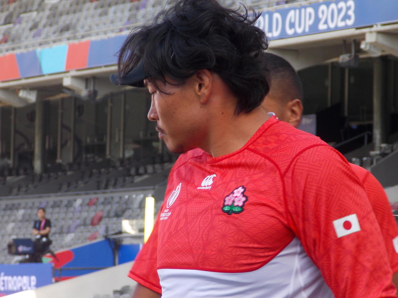 試合会場での前日練習で険しい表情を見せる日本代表の稲垣啓太