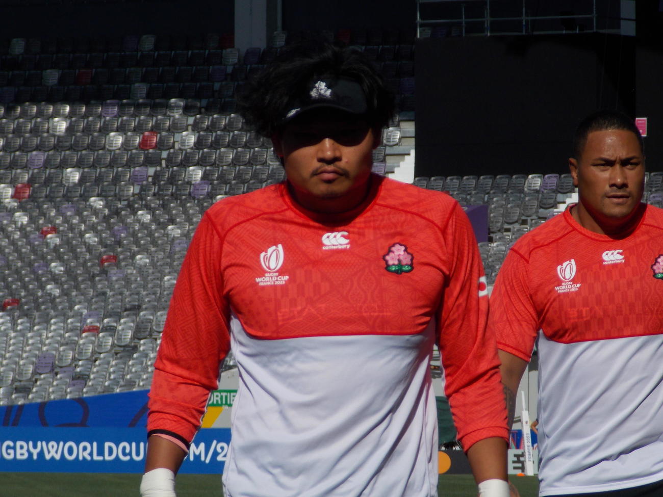 試合会場での前日練習で険しい表情を見せる日本代表の稲垣啓太（左）