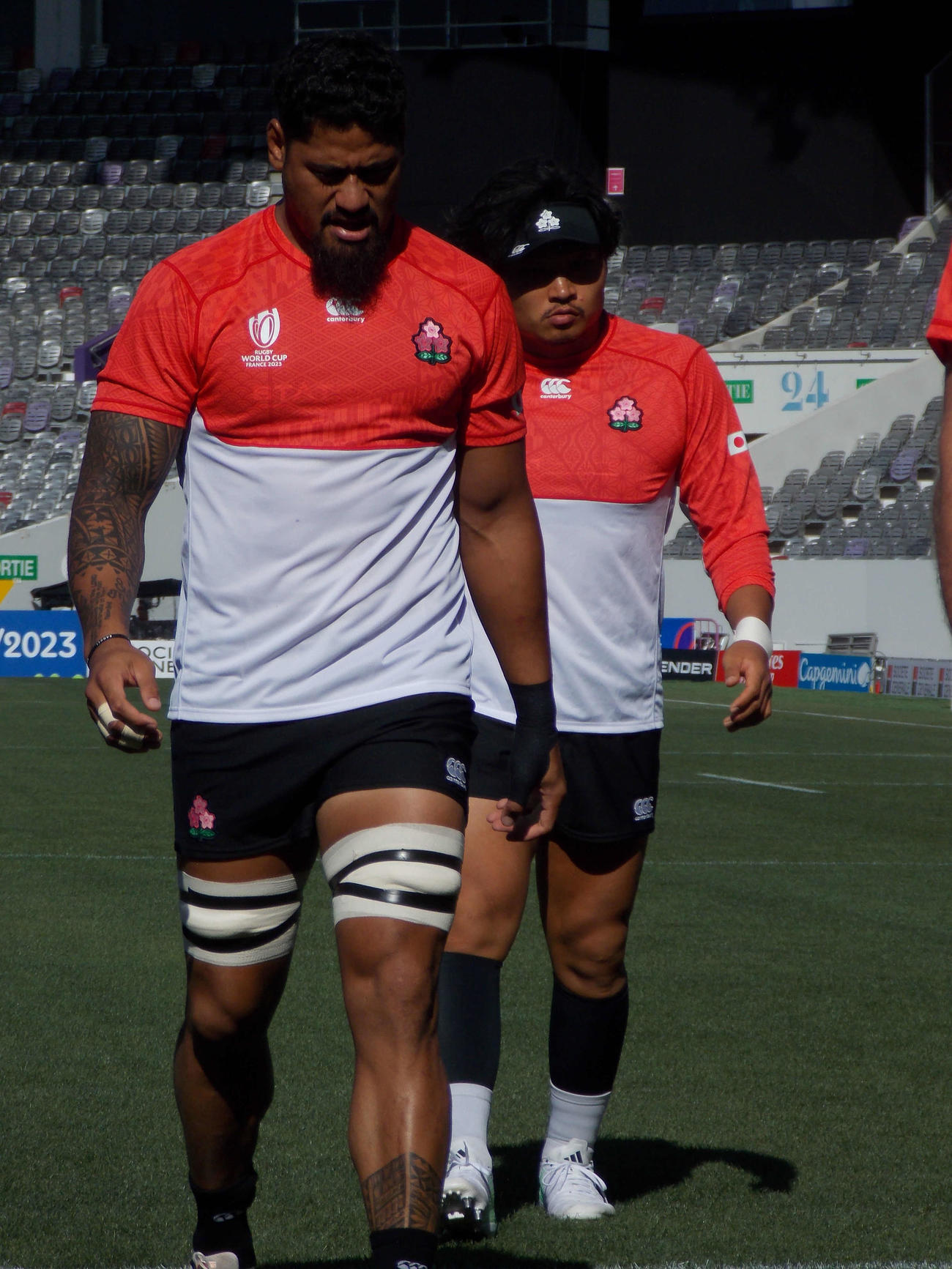 試合会場での前日練習で険しい表情を見せる日本代表の稲垣啓太（右）