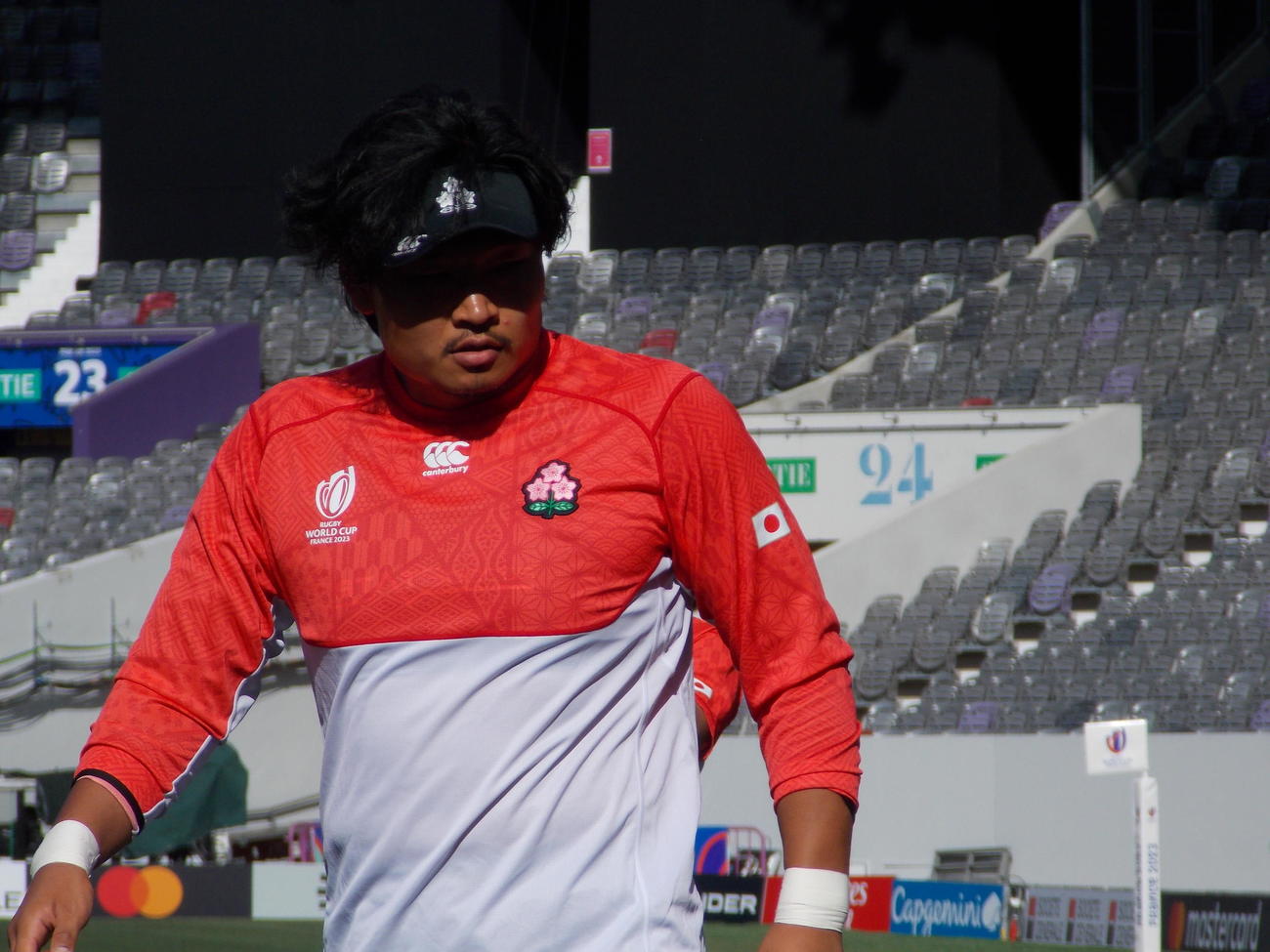 試合会場での前日練習で険しい表情を見せる日本代表の稲垣啓太