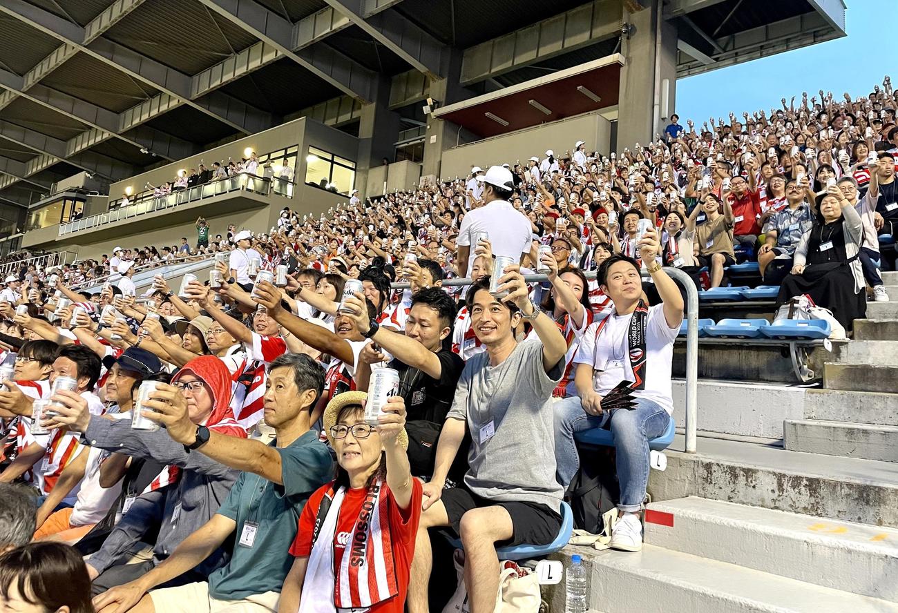 同時に「乾杯」する秩父宮ラグビー場に集まった参加者たち（撮影・峯岸佑樹）