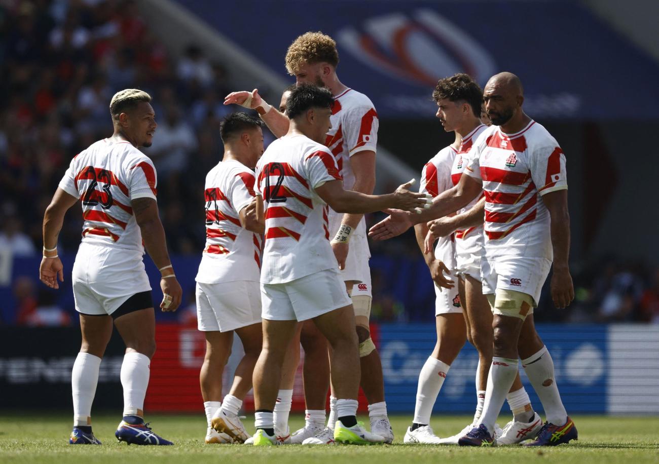 チリに勝利し喜ぶ日本フィフティーン（ロイター）