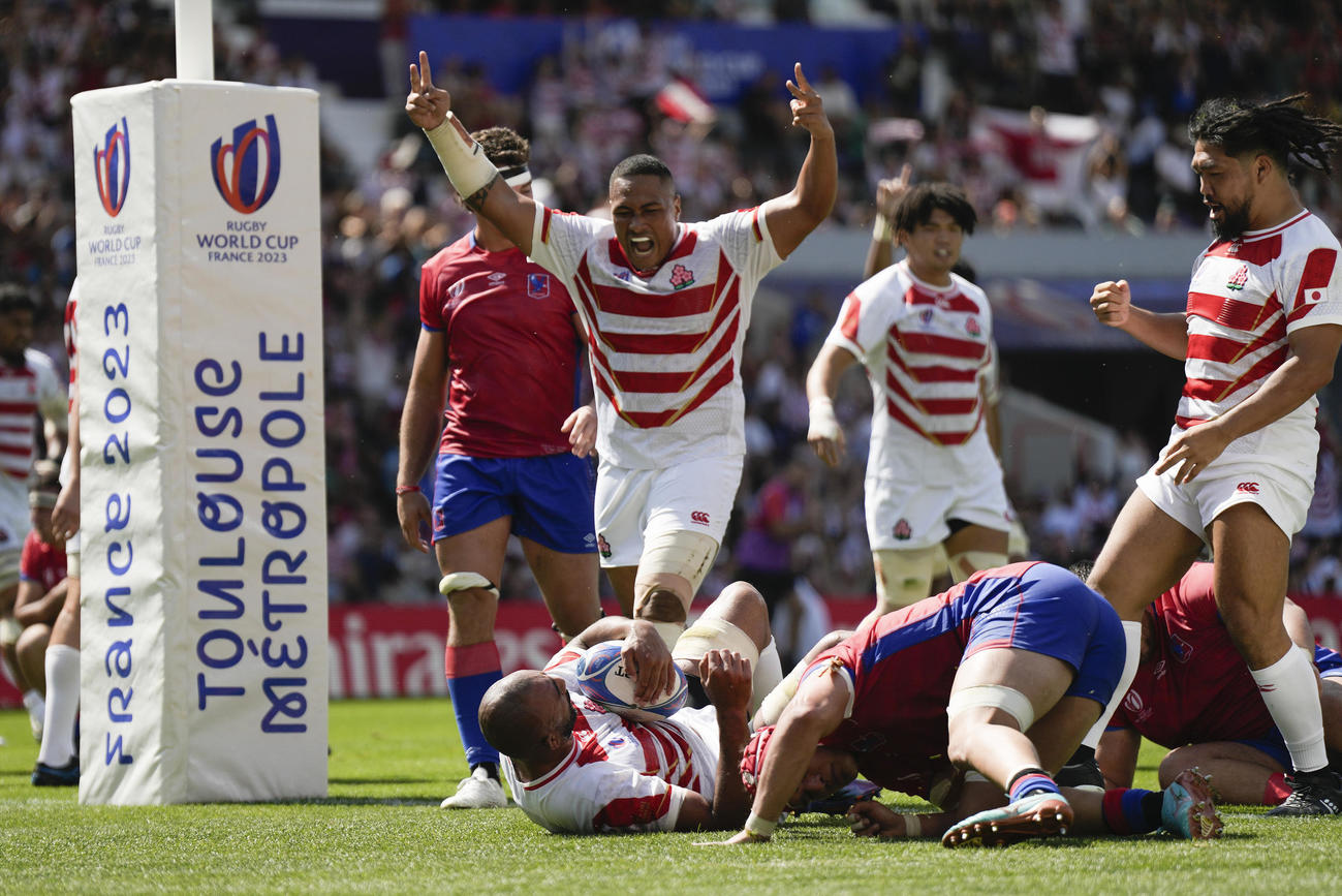 リーチのトライに喜ぶ日本フィフティーン（AP)