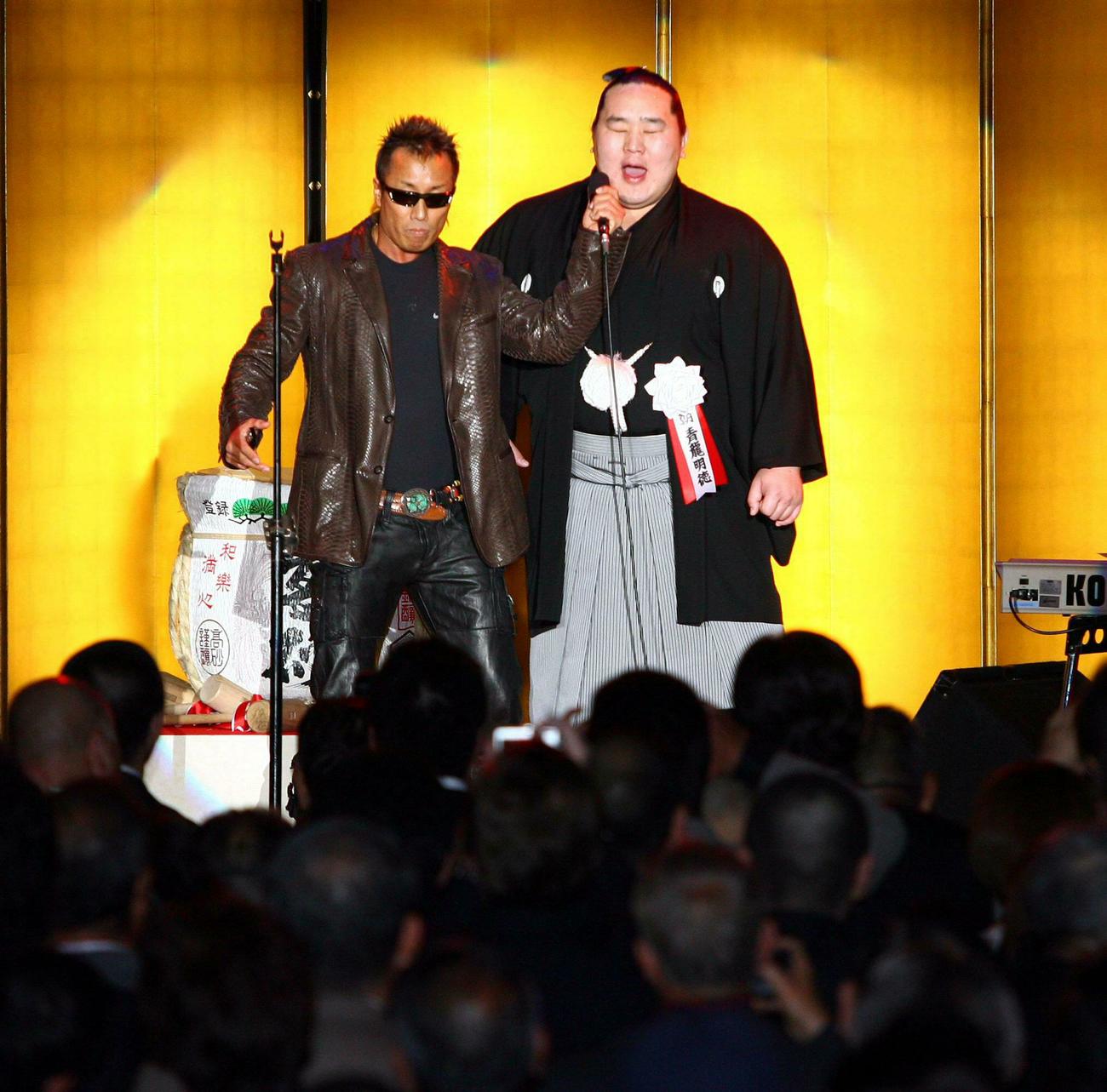 朝青龍（右）の20回優勝パーティーに出席した長渕剛（左）は一緒に「とんぼ」を熱唱して祝福する（2007年撮影）