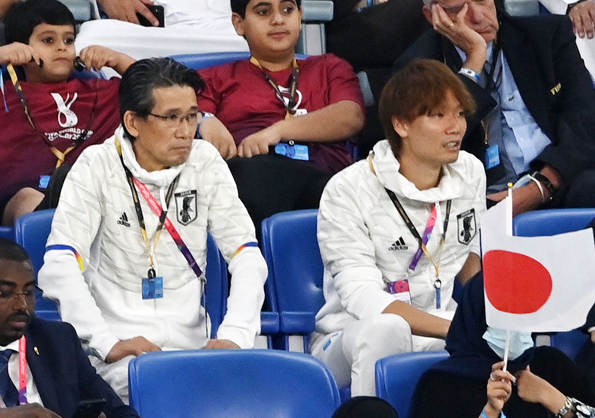 サッカーW杯カタール大会　クロアチア戦をスタンドから試合を見つめる専属シェフ西芳照さん（左）と板倉（2022年12月5日撮影）