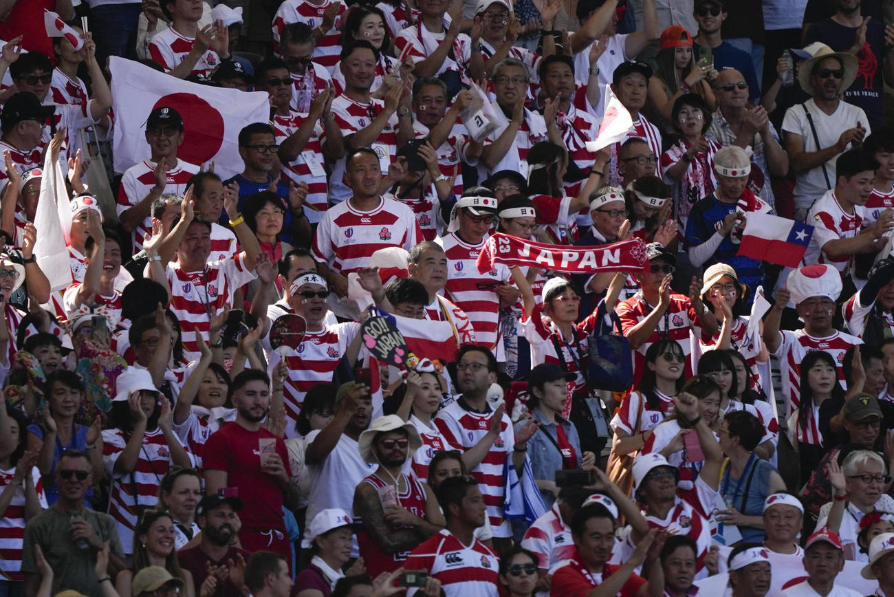 W杯白星発進に喜ぶ日本代表ファン（AP)