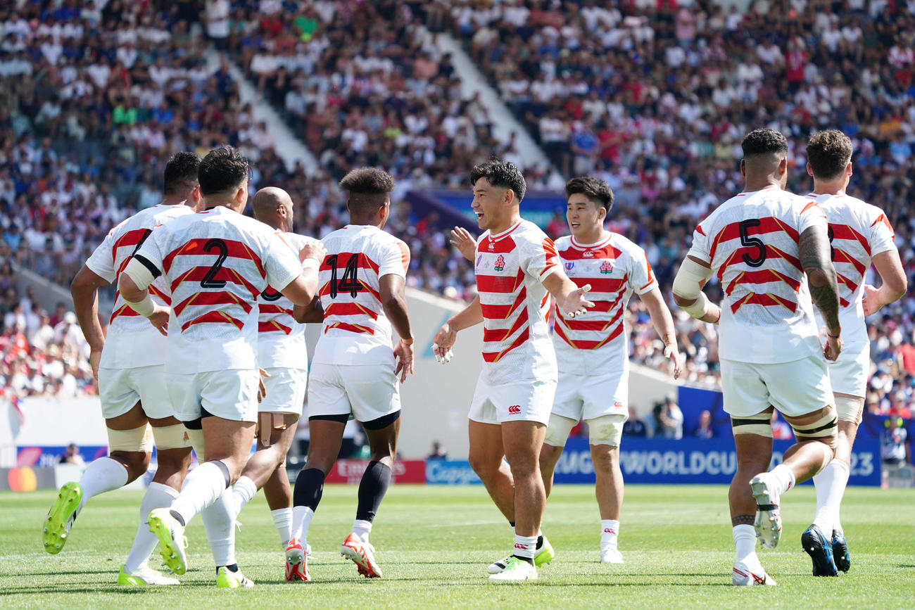 10日、日本対チリ　前半、WTBナイカブラがチーム2つ目のトライを決め喜ぶ、中央左からCTB中村、SO松田らフィフティーン