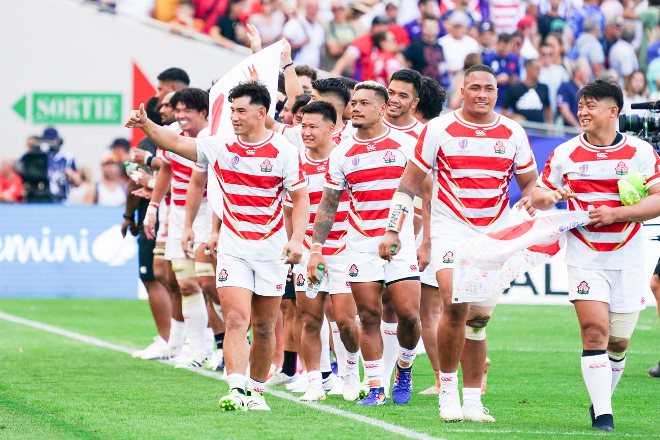 9月10日の日本対チリ　チリに勝利し日の丸を手に場内をまわる選手たち。中央左は中村（撮影・パオロ　ヌッチ）