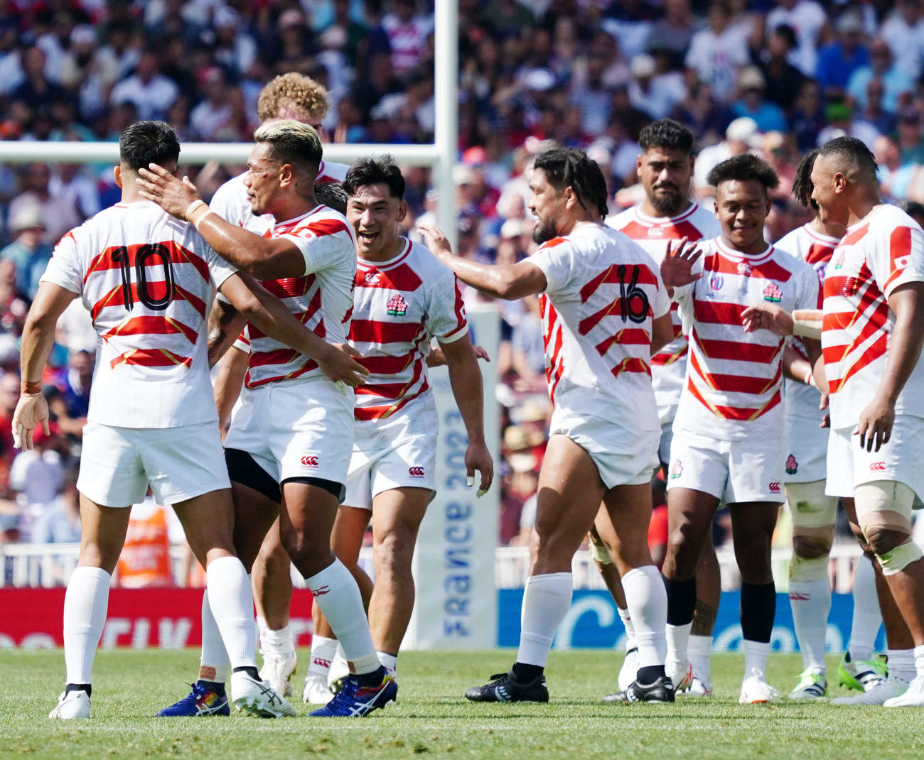 10日、初戦のチリ戦に快勝して喜ぶ日本代表フィフティーン