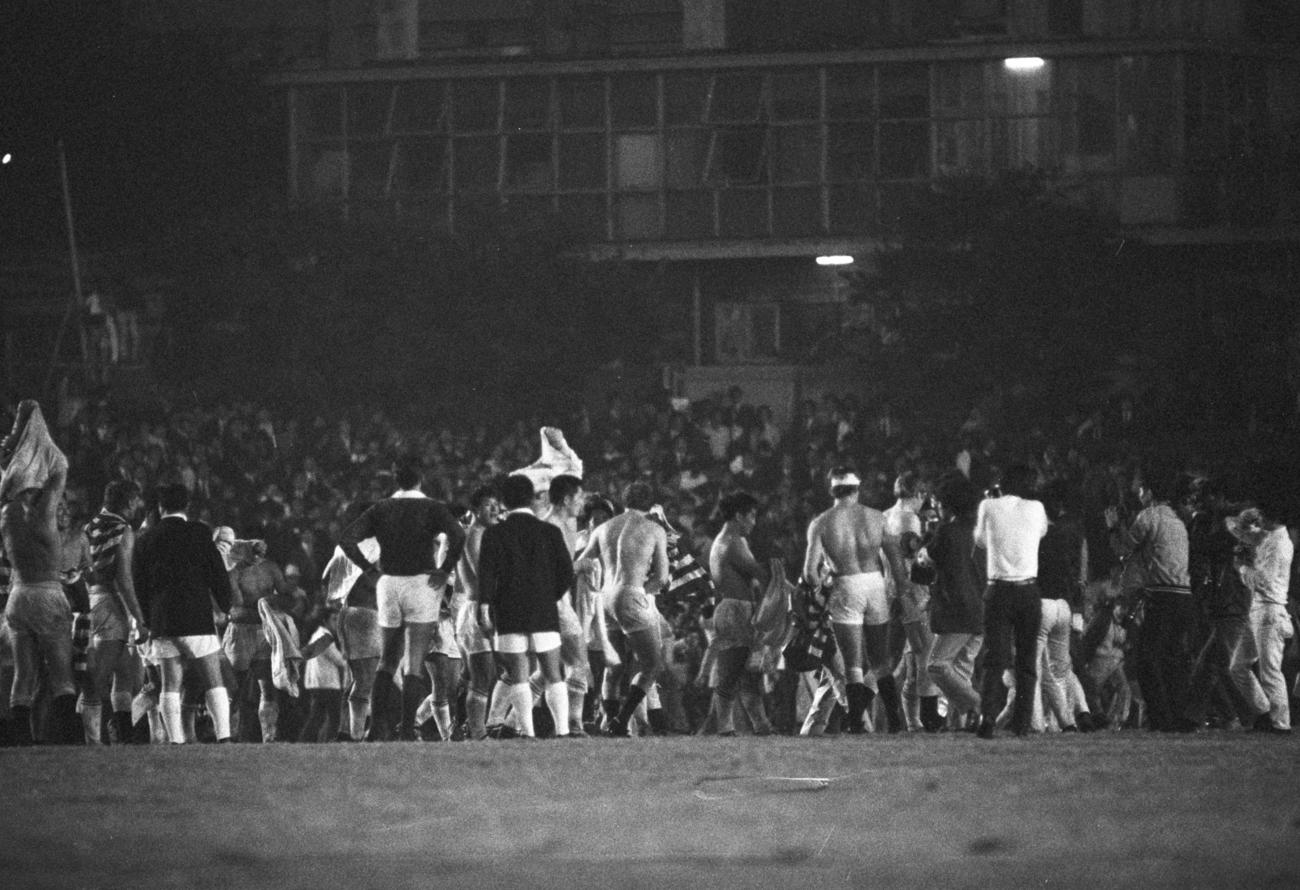 1971年9月、日本対イングランド　両チームは健闘をたたえ合う