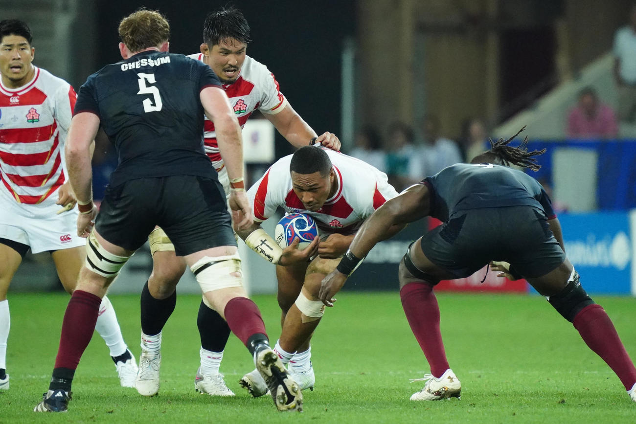 日本対イングランド　後半、果敢に攻め込むバル（中央）（撮影・パオロ　ヌッチ）