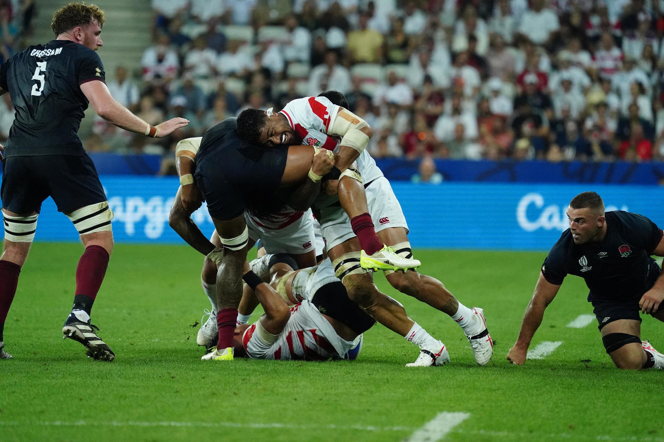 日本対イングランド　前半、タックルするロックのファカタバ（撮影・パオロ　ヌッチ）
