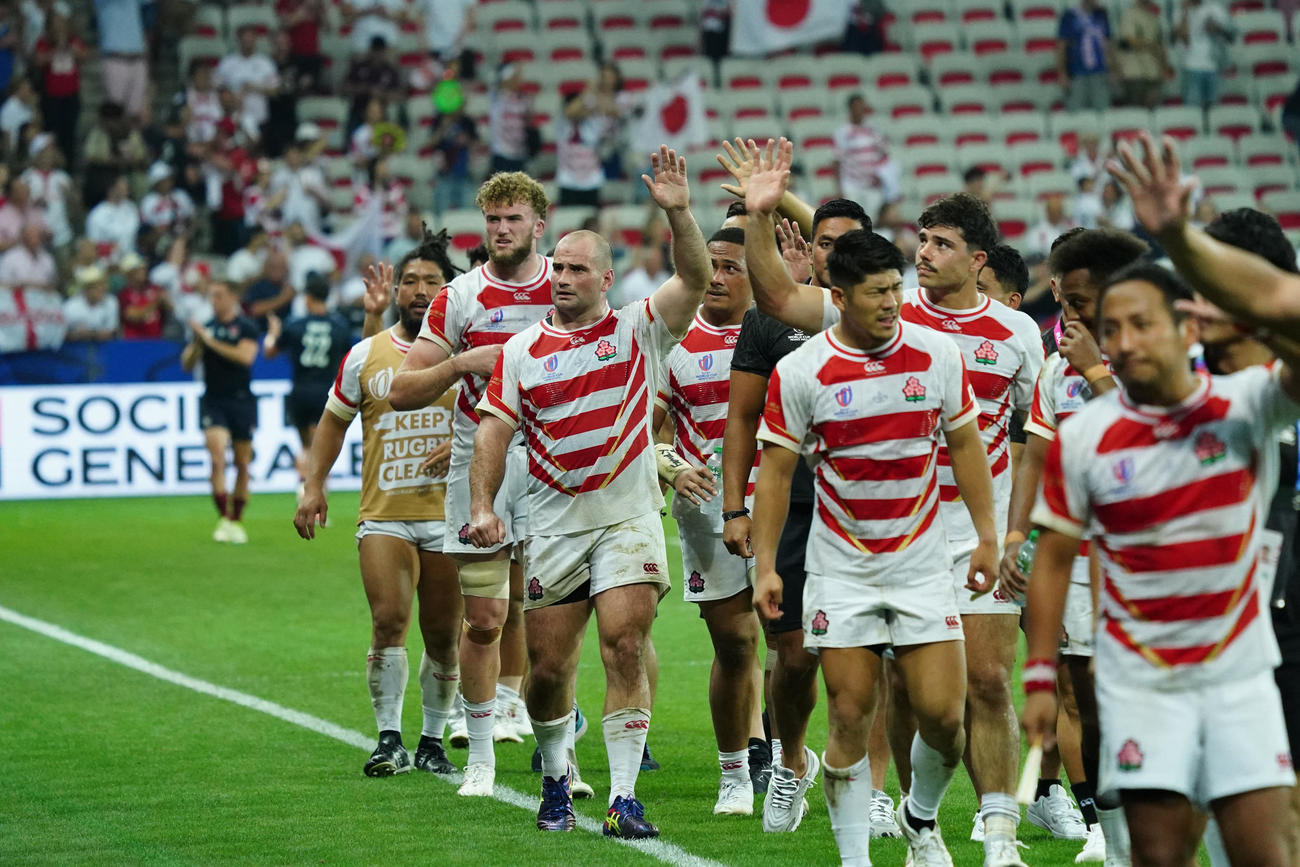 日本対イングランド　イングランドに敗れた後、ファンの声援に応える日本フィフティーン（撮影・パオロ　ヌッチ）