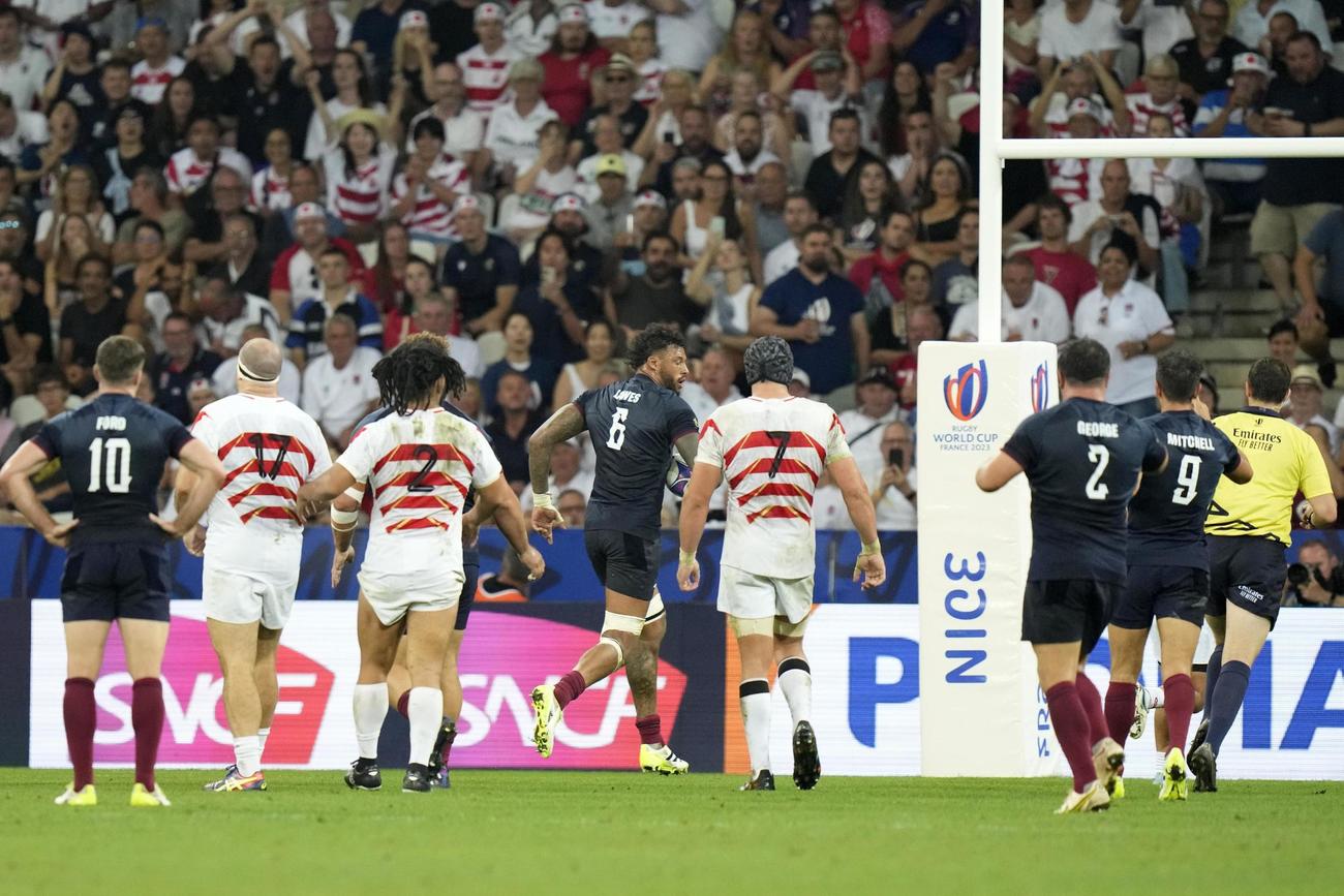 日本対イングランド　後半、イングランド選手の頭に当たったこぼれ球をキャッチしインゴールに向かうローズ（中央奥）。「ノックオン」と思った日本選手の足は止まっていた（共同）